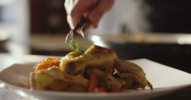 güzel İtalyan tavuk aşırı süper yavaş hareket eski ve geleneksel en iyi tarifi gibi güney İtalya'da uzman şef adam biraz yağ ile bitmiş