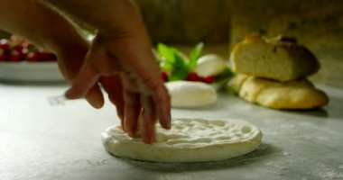 güney İtalya'da eski geleneksel tarifi fesleğen ile en iyi pizza aşırı yavaş hareket profesyonel pizzacı tarafından yapılan yeşil fesleğen bazı yaprakları koyarak jest yakın