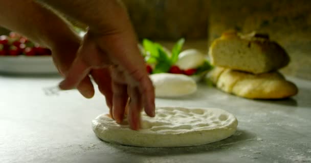 Güney İtalya'da eski geleneksel tarifi fesleğen ile en iyi pizza aşırı yavaş hareket profesyonel pizzacı tarafından yapılan yeşil fesleğen bazı yaprakları koyarak jest yakın — Stok video