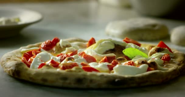 Migliore pizza italiana molto bella fatta in professionale e originale vecchia ricetta tradizione con olio biologico in estrema pizza slow motion — Video Stock