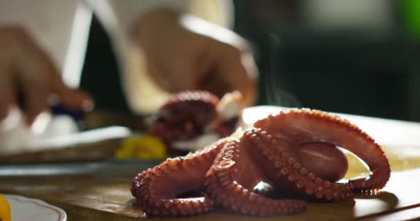 Gabel eines professionellen ausgebildeten Koch hält einen jungen Oktopus, der inmitten der typischsten italienischen Aromen gekocht wird — Stockvideo