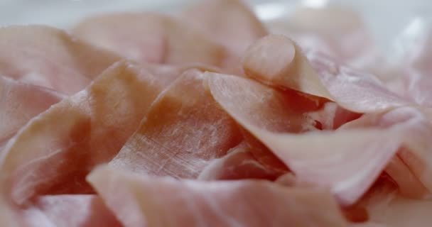 Macro de rodajas delgadas de jamón de cerdo en el plato (de cerca ) — Vídeos de Stock