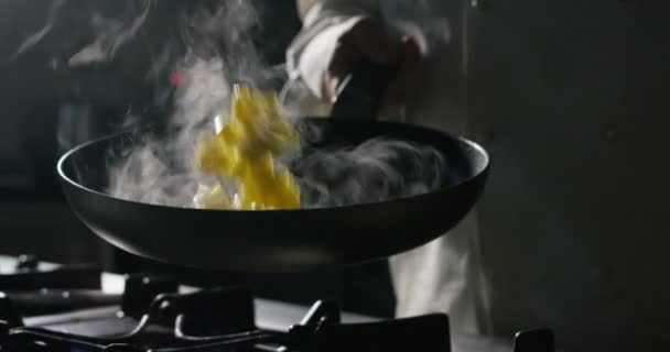 Experimentado chef italiano con los movimientos clásicos hace que saltear uno de sus platos coloridos y sabrosos — Vídeo de stock