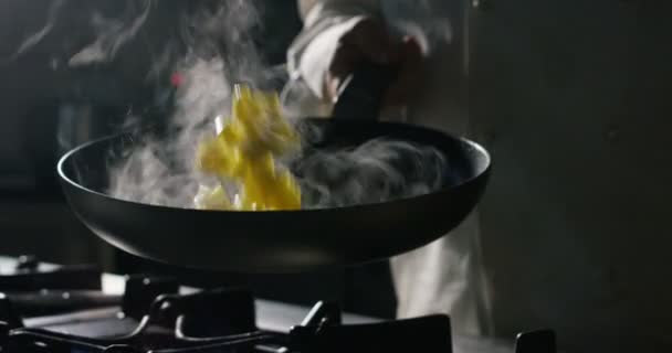 Chef italien expérimenté avec les mouvements classiques fait sauté l'un de ses plats colorés et savoureux — Video