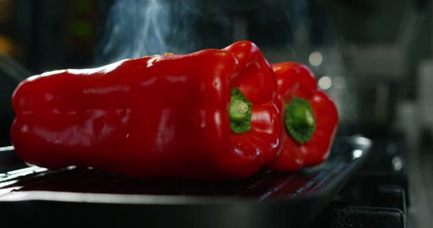 Rote Paprika werden in Zeitlupe leicht gegrillt — Stockvideo