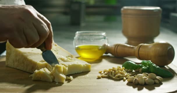 Composição italiana perfeita câmera lenta de queijo e pinhões para pesto e sabor original — Vídeo de Stock