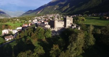 İtalyan kale manzaralı Dağları Panoraması 4 k üzerinde hava (yakın yukarı kule)
