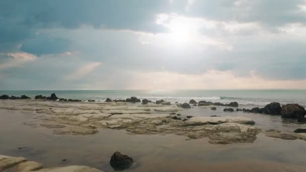 Aérea de playa con vistas panorámicas panorámicas al cielo azul y nubes en 4k — Vídeos de Stock