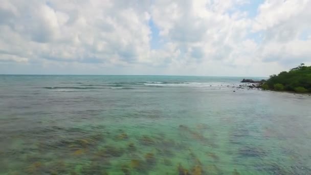 Aérea de playa con vistas panorámicas panorámicas al cielo azul y nubes en 4k — Vídeo de stock