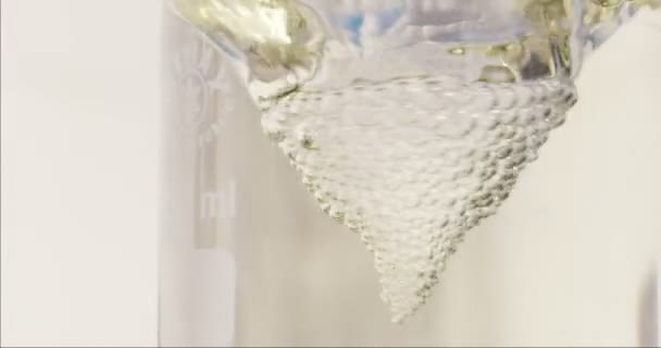 Professional scientific machine mixes a chemical solution in extreme slowmotion — Stok video