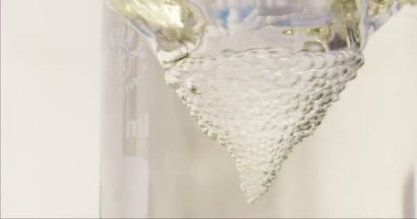 Professional scientific machine mixes a chemical solution in extreme slowmotion — Αρχείο Βίντεο