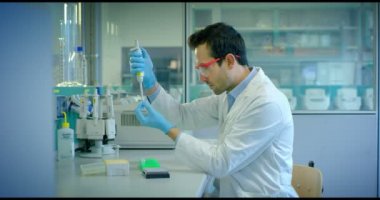 genç ve çekici Doktor bazı rutin tıbbi prosedürleri gerçekleştiriyor ve profesyonel laboratuvar araştırmacı mesleki gelişim malzeme ile donatılmış