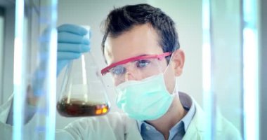 genç ve çekici bazı rutin tıbbi prosedürleri ve donanımlı profesyonel mesleki gelişim malzeme ile laboratuvar araştırmacı olarak gerçekleştirir