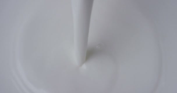 Super slow motion macro of milk drops pouring in the bowl (close up) 4k — Stock video