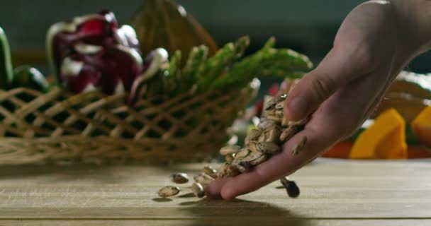 イタリアの台所の豆の鮮度、健康食品の最適な構成 — ストック動画