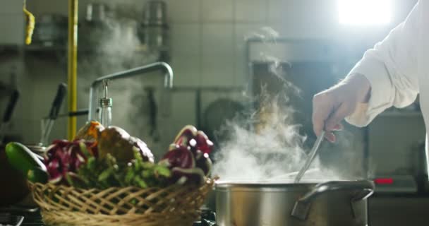 Composição perfeita de frescura e comida saudável na cozinha italiana — Vídeo de Stock