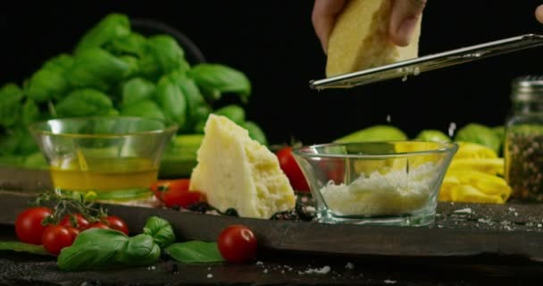 Composição de alimentos italianos agradáveis e coloridos de salmão e ingredientes genuínos e frescos para dieta e baixas calorias no mundo da academia e fitness — Vídeo de Stock