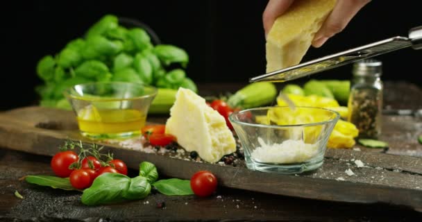 Trevlig och färgade italiensk mat sammansättningen av lax och äkta och färska ingredienser för kost och låg kalorier i gym och fitness världen — Stockvideo