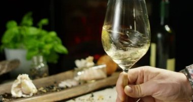 İtalyan bardak şarap şömineli bir kulübede romantik atmosferde