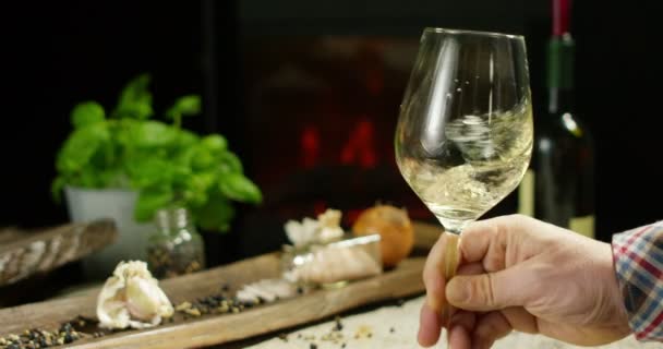 Frumos pahar italian de vin în atmosferă romantică într-o cabană cu șemineu — Videoclip de stoc