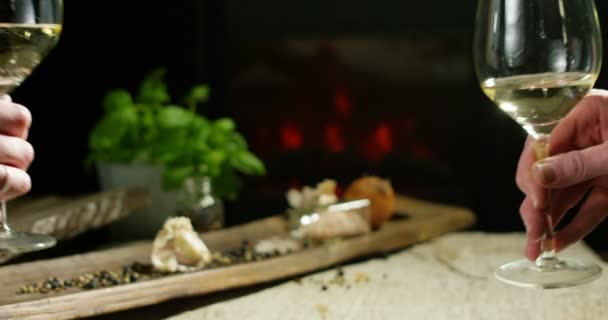 Pěkný italský sklenici vína v romantické atmosféře v chatu s krbem — Stock video