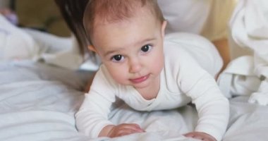 Mutlu anne ve bebek öpüşme ve sarılma, yatak birlikte, annelik kavramı annelik güzel mutlu aile dinlenme