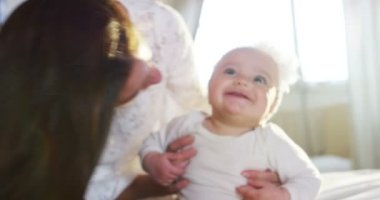 Mutlu anne ve bebek öpüşme ve sarılma, yatak birlikte, annelik konsepti annelik güzel mutlu aile stok Video görüntüleri yavaş dinlenme