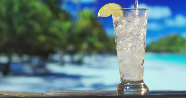 Cocktail in de buurt van de zee op de achtergrond — Stockvideo