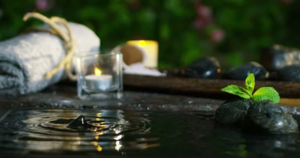 Agua y velas en el spa — Vídeo de stock