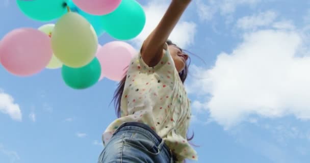 Женщина веселится с воздушными шарами — стоковое видео