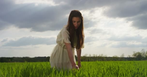 Femme appréciant la nature — Video