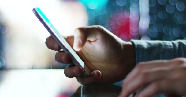 Teclear a mano en un teléfono celular — Vídeo de stock
