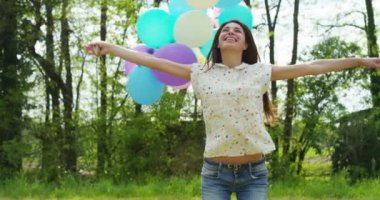 Çayır balonlarda kadınla