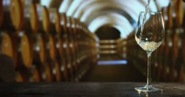 sommelier cam içinde beyaz şarap dökme