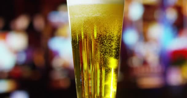 Cerveza vertida de vidrio — Vídeo de stock