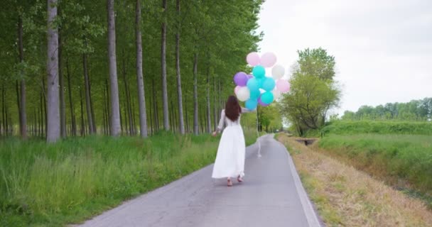 Γυναίκα με μπαλόνια στο δρόμο — Αρχείο Βίντεο
