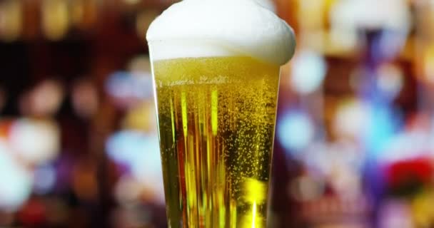 Bier gieten van glas — Stockvideo