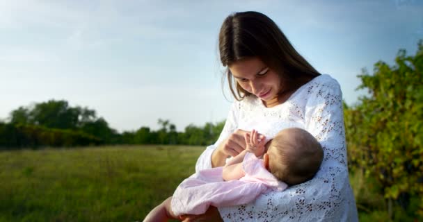 Madre lactante bebé — Vídeos de Stock