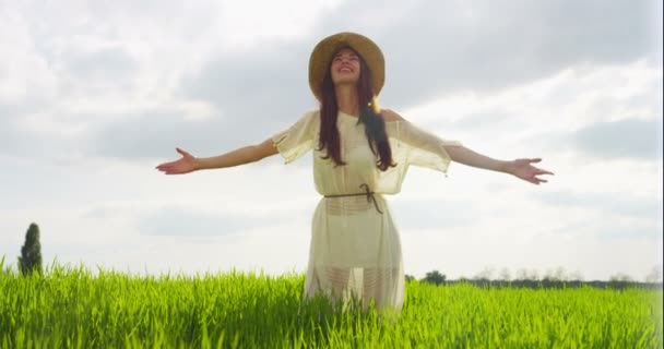 Mujer disfrutando de la naturaleza — Vídeos de Stock