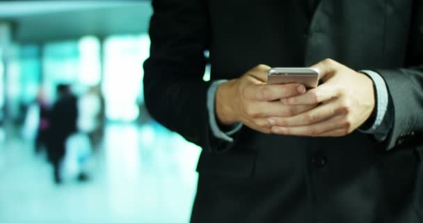 Mão digitando em um telefone celular — Vídeo de Stock