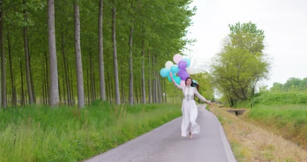 Mujer con globos en la carretera — Vídeo de stock