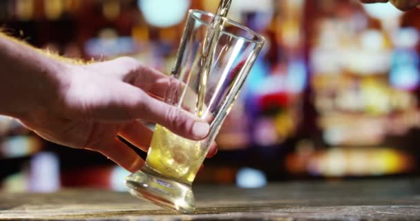 Cerveja vazando de vidro — Vídeo de Stock