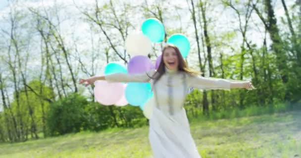 Mujer con globos en el prado — Vídeo de stock