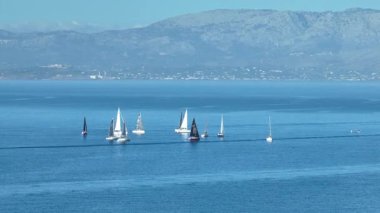 Denizde yelkenli tekneler - yelkenli teknelerin 4k drone görüntüleri