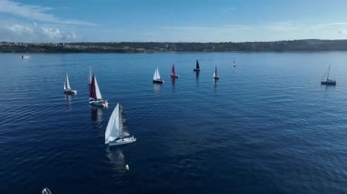 Denizde yelkenli tekneler - yelkenli teknelerin 4k drone görüntüleri