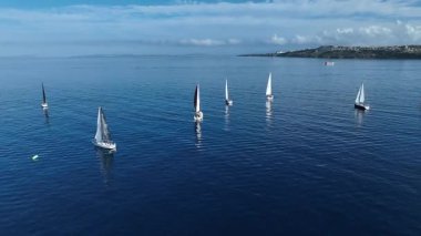 Denizde yelkenli tekneler - yelkenli teknelerin 4k drone görüntüleri