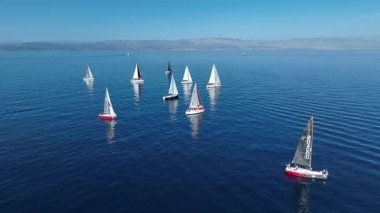 Denizde yelkenli tekneler - yelkenli teknelerin 4k drone görüntüleri