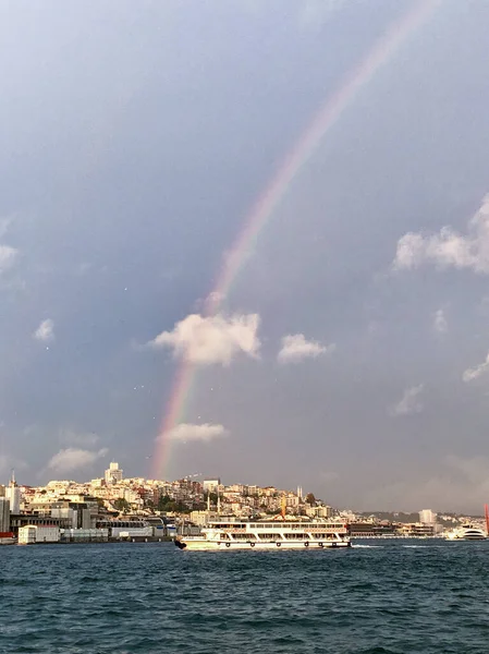 Boğaziçi, Istanbul'da boğaz içinde gemi