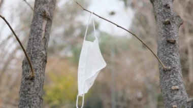 Ağaca asılı beyaz maske