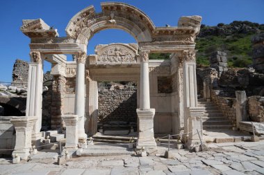 Curetes Caddesi 'ndeki Hadrian Tapınağı ve MS 138' de Efes, Türkiye 'de Şubat 2025' te inşa edildi.. 